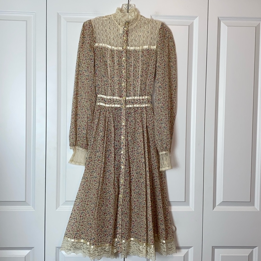 Vintage Cottage Core Gunne Sax Ditsy Floral and Lace Prairie Maxi Dress